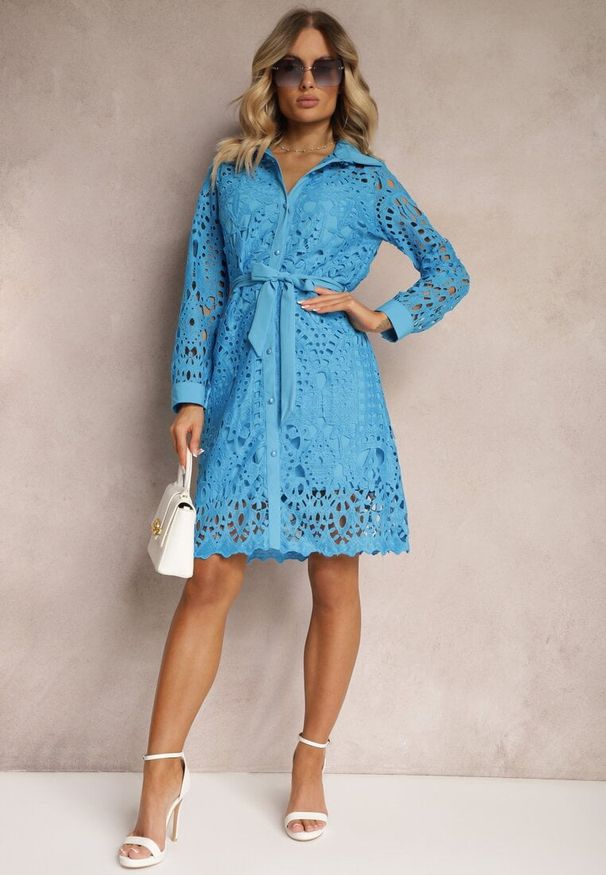 Renee - Niebieska Koszulowa Sukienka Mini z Ażurowej Koronki i Paskiem Norila. Kolor: niebieski. Materiał: koronka. Wzór: ażurowy, koronka. Typ sukienki: koszulowe. Styl: klasyczny. Długość: mini