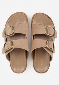 Renee - Ciemnobeżowe Klapki VICES Ozdobione Dużymi Klamrami Jenniviane. Nosek buta: otwarty. Kolor: beżowy. Materiał: skóra, zamsz. Wzór: aplikacja. Sezon: lato. Obcas: na obcasie. Wysokość obcasa: niski #3