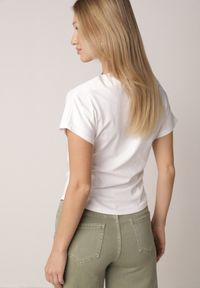 Born2be - Biały Bawełniany T-shirt z Marszczeniem w Talii i Dekoltem w Łódkę Savorith. Okazja: na co dzień, na spotkanie biznesowe, do pracy. Kolor: biały. Materiał: bawełna. Styl: casual, biznesowy, elegancki #2