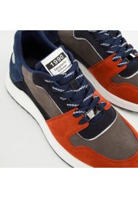 Wittchen - Męskie sneakersy z odblaskową wstawką szaro-pomarańczowe. Okazja: na co dzień. Nosek buta: okrągły. Kolor: wielokolorowy, pomarańczowy, szary. Materiał: zamsz, skóra #5