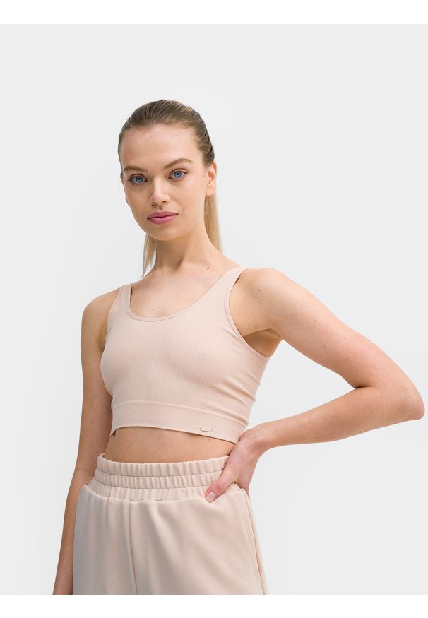 4f - Crop-top z prążkowanej dzianiny damski. Kolor: beżowy. Materiał: dzianina, prążkowany. Długość: krótkie