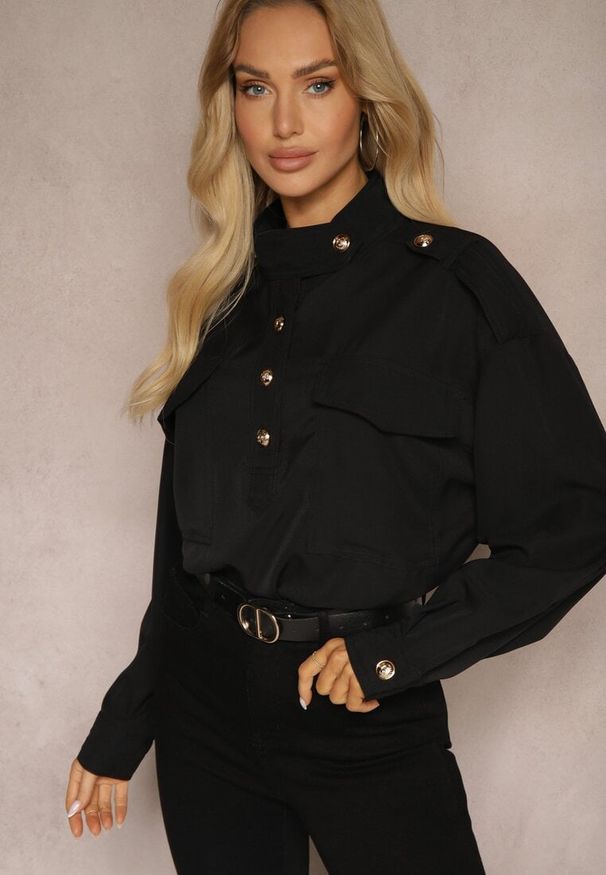 Renee - Czarna Koszula z Kieszeniami Stójką i Ozdobnymi Guzikami Nereina. Typ kołnierza: kołnierzyk stójkowy. Kolor: czarny. Długość rękawa: długi rękaw. Długość: długie