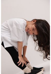 Marsala - MINI t-shirt oversize w kolorze ALL WHITE - GOBI-116-122 (6-7). Kolor: biały. Materiał: elastan, bawełna. Długość: krótkie. Styl: elegancki