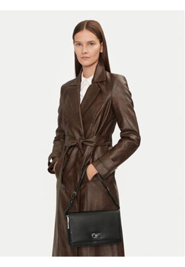 Calvin Klein Torebka Ck Elongated Shoulder Bag K60K612807 Czarny. Kolor: czarny. Materiał: skórzane