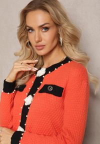 Renee - Pomarańczowy Kardigan z Wiskozy o Klasycznym Fasonie z Perłami i Kwiatami Kallu. Kolor: pomarańczowy. Materiał: wiskoza. Wzór: kwiaty. Sezon: jesień, zima. Styl: klasyczny #5