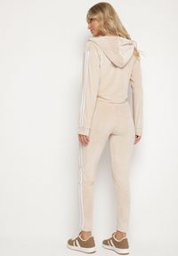 Born2be - Beżowy Welurowy Komplet Dresowy 2-Częściowy z Lampasami Bluza i Spodnie Atiriv. Kolor: beżowy. Materiał: welur, dresówka