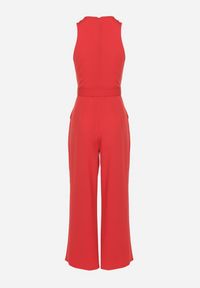 Born2be - Czerwony Taliowany Kombinezon Ozdobiony Paskiem Dollivia. Okazja: na co dzień. Kolor: czerwony. Wzór: aplikacja. Styl: elegancki, casual #4