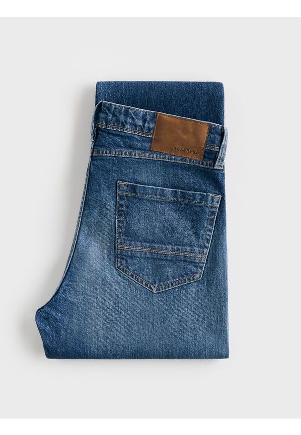 Reserved - Jeansy straight z efektem sprania - niebieski. Kolor: niebieski