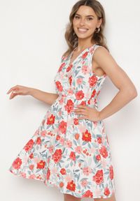 Born2be - Czerwona Kwiatowa Sukienka z Bawełną i Kopertowy Dekoltem Lumolisse. Okazja: na co dzień. Typ kołnierza: dekolt kopertowy. Kolor: czerwony. Materiał: bawełna. Wzór: kwiaty. Typ sukienki: kopertowe. Styl: casual, elegancki #5