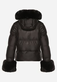 Born2be - Czarna Pikowana Kurtka z Kapturem Zdobiona Futerkiem Olenesa. Okazja: na co dzień. Typ kołnierza: kaptur. Kolor: czarny. Materiał: futro. Wzór: aplikacja. Styl: casual #5