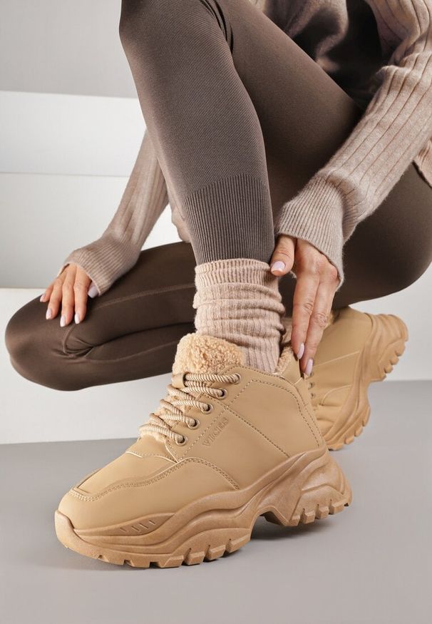 Renee - Jasnobrązowe Trapery Sneakersy Vices na Platformie z Tłoczeniem Nirrise. Okazja: na co dzień. Kolor: brązowy. Materiał: dresówka. Obcas: na platformie. Styl: casual