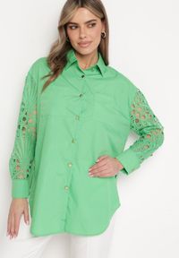Born2be - Zielona Koszula Oversize z Ażurowym Wzorem na Rękawach Vadena. Okazja: na co dzień. Kolor: zielony. Materiał: jeans. Długość rękawa: długi rękaw. Długość: długie. Wzór: ażurowy. Styl: casual, elegancki #1