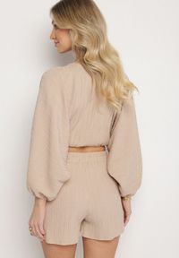 Born2be - Beżowy Komplet Bluzka z Rękawami Typu Nietoperz i Głębokim Dekoltem Szorty z Gumką w Talii Femvia. Kolor: beżowy. Materiał: tkanina #3