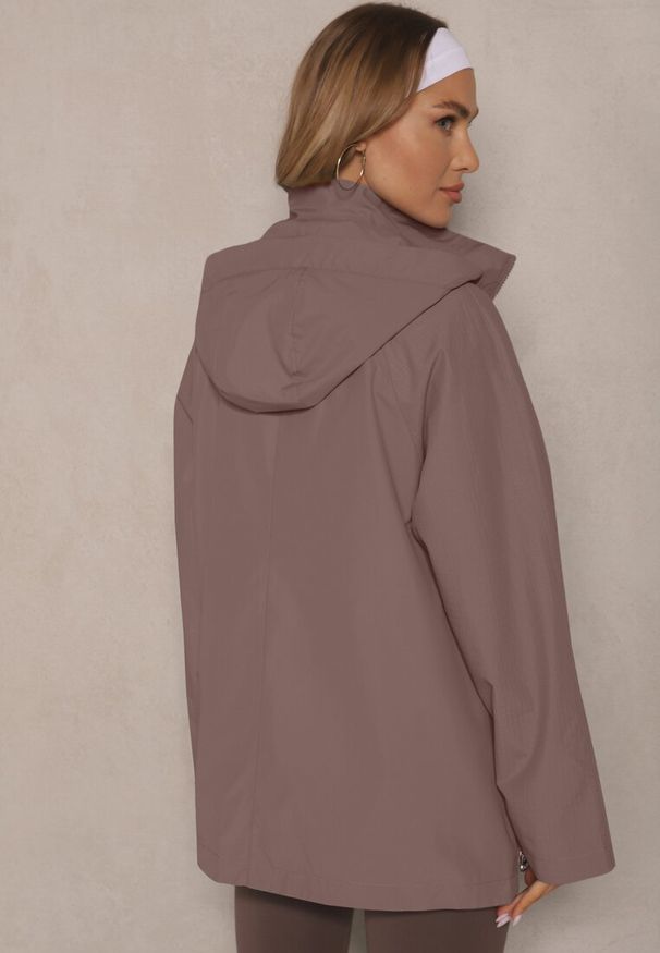 Renee - Jasnobrązowa Kurtka Typu Wiatrówka z Odpinanym Kapturem Ndivila. Okazja: na co dzień, na spacer. Kolor: brązowy. Materiał: jeans. Styl: klasyczny, casual