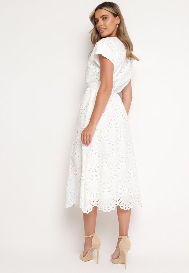 Born2be - Biała Sukienka z Bawełny Zdobiona Haftem z Krótkim Rękawem i Materiałowym Paskiem Dimisha. Okazja: na co dzień. Kolor: biały. Materiał: materiał, bawełna. Długość rękawa: krótki rękaw. Wzór: haft, aplikacja. Typ sukienki: proste, dopasowane. Styl: casual