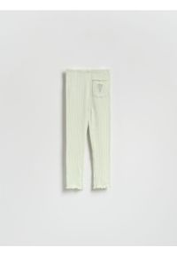 Reserved - Prążkowane legginsy z naszywką - jasnozielony. Kolor: zielony. Materiał: prążkowany. Wzór: aplikacja