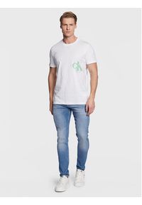 Calvin Klein Jeans T-Shirt J30J322875 Biały Regular Fit. Kolor: biały. Materiał: bawełna #5