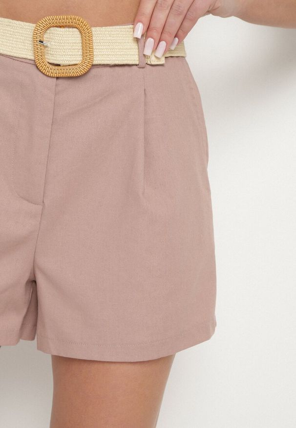 Born2be - Ciemnobeżowe Klasyczne Szorty z Bawełną i Wysokim Stanem Sepellira. Okazja: na co dzień. Stan: podwyższony. Kolor: beżowy. Materiał: bawełna. Długość: krótkie. Sezon: lato. Styl: klasyczny