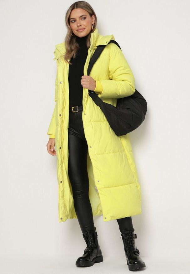 Born2be - Żółta Pikowana Kurtka o Długim Fasonie z Odpinanym Kapturem Daivera. Okazja: na spacer. Kolor: żółty. Materiał: dzianina. Długość: długie. Sezon: zima