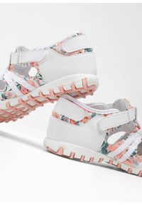 bonprix - Buty wsuwane na profilowanej podeszwie. Zapięcie: bez zapięcia. Kolor: biały #2