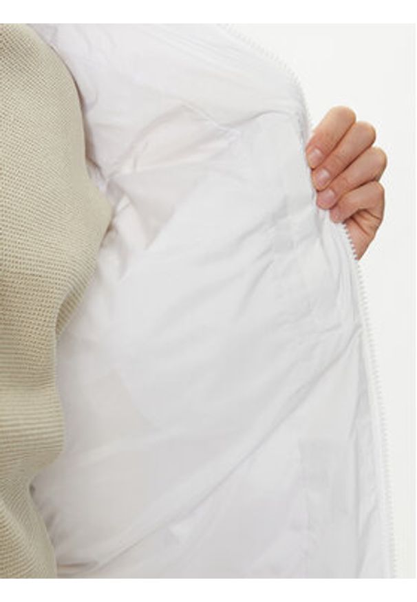 Calvin Klein Jeans Kurtka puchowa Essentials J30J325946 Biały Regular Fit. Kolor: biały. Materiał: syntetyk