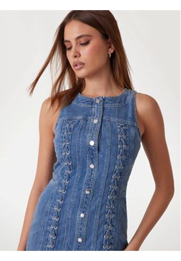 Guess Sukienka 175261 Niebieski Classic Fit. Kolor: niebieski