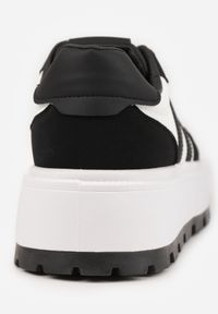 Renee - Czarno-Białe Sneakersy na Tłoczonej Platformie z Ozdobnymi Paskami Fonivena. Okazja: na co dzień. Nosek buta: okrągły. Zapięcie: pasek. Kolor: czarny. Materiał: jeans. Wzór: aplikacja. Obcas: na platformie #8