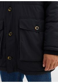 bonprix - Ocieplana parka pikowana z naszywanymi kieszeniami i odpinanym kapturem. Kolor: czarny. Materiał: prążkowany. Wzór: gładki. Sezon: zima #2