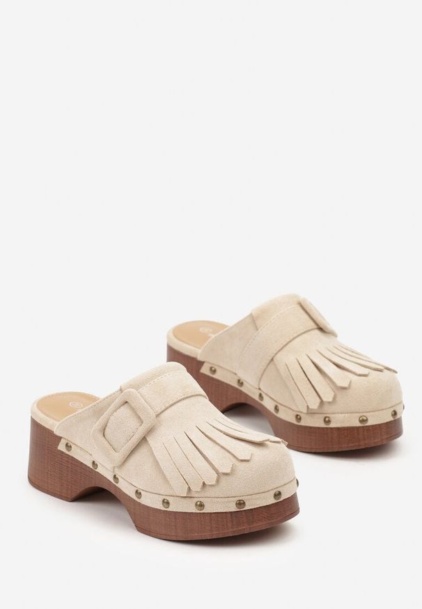 Born2be - Beżowe Klapki Typu Chodaki Ozdobione Klamrą i Frędzlami Peretta. Kolor: beżowy. Wzór: aplikacja. Sezon: wiosna, lato. Obcas: na obcasie. Styl: elegancki. Wysokość obcasa: średni