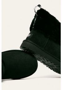 Ugg - UGG - Śniegowce Fluff Mini Quilted. Nosek buta: okrągły. Kolor: czarny. Materiał: skóra, guma, wełna