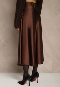 Renee - Brązowa Satynowa Midi Spódnica Rozkloszowana z Gumką w Pasie i Suwakiem Leose. Kolor: brązowy. Materiał: satyna #2