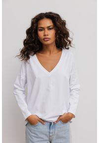 Marsala - LONGSLEEVE z dekoltem w kształcie V w kolorze BIAŁYM-XL. Typ kołnierza: dekolt w kształcie V. Kolor: biały. Materiał: bawełna, materiał, elastan. Długość rękawa: długi rękaw. Długość: długie. Styl: sportowy, elegancki