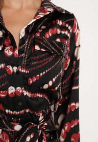 Born2be - Czarno-Czerwona Rozkloszowana Sukienka o Koszulowym Kroju z Gumką w Pasie w Abstrakcyjny Wzór Daltinnia. Okazja: na co dzień. Kolor: czarny. Długość rękawa: długi rękaw. Typ sukienki: koszulowe. Styl: casual #6