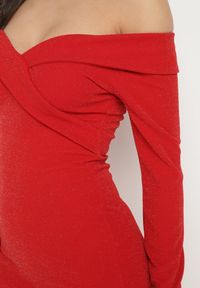 Born2be - Czerwona Dopasowana Sukienka Hiszpanka z Rozcięciem i Rozszerzanym Dołem Emilenne. Typ kołnierza: dekolt hiszpanka. Kolor: czerwony. Długość rękawa: długi rękaw. Typ sukienki: z odkrytymi ramionami. Styl: wizytowy #3