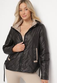 Born2be - Czarna Kurtka Pikowana z Odpinanym Kapturem i Ściągaczami po Bokach Nusarianis. Okazja: na spacer, na co dzień. Kolor: czarny. Materiał: jeans. Długość rękawa: długi rękaw. Długość: długie. Styl: casual, elegancki #1