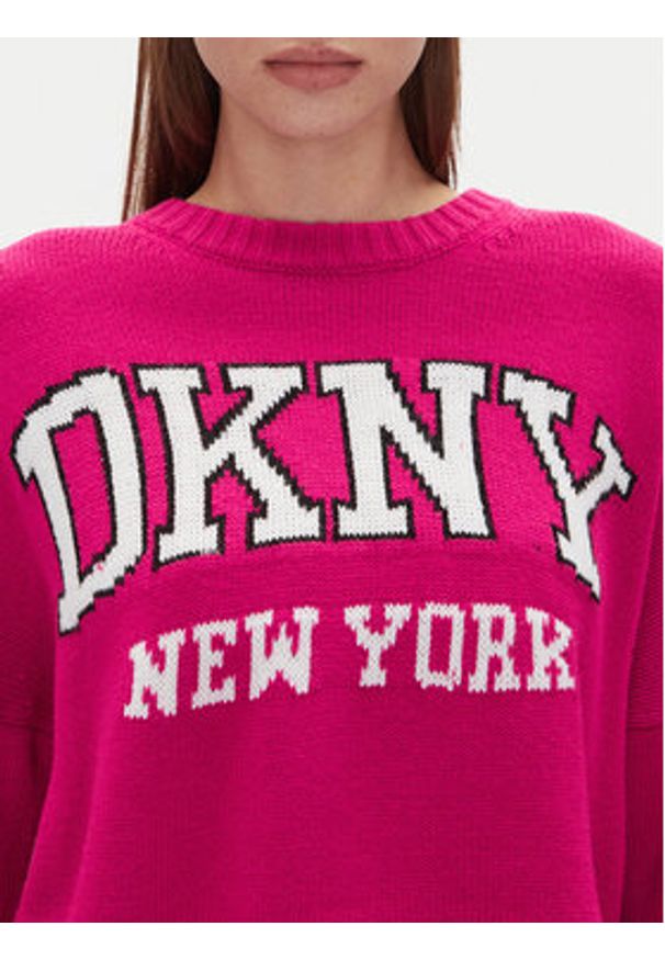 DKNY Sweter DJ4R0362 Różowy Regular Fit. Kolor: różowy. Materiał: syntetyk