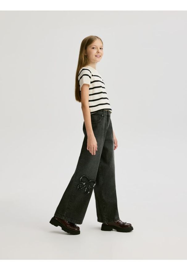 Reserved - Jeansy wide leg z aplikacjami - szary. Kolor: szary. Wzór: aplikacja