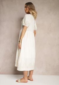 Renee - Biała Rozkloszowana Sukienka z Bawełny w Stylu Boho z Haftowanymi Zdobieniami Lannilsa. Typ kołnierza: dekolt w kształcie V. Kolor: biały. Materiał: bawełna. Wzór: aplikacja, haft. Styl: boho #5