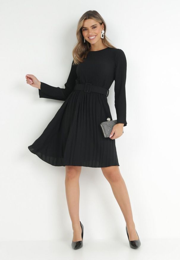 Born2be - Czarna Sukienka Plisowana z Paskiem Flyne. Kolor: czarny. Długość rękawa: długi rękaw. Styl: elegancki. Długość: mini