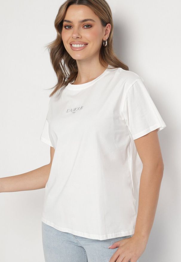 Born2be - Biały T-shirt z Bawełny Ozdobiony Napisem Marivorra. Okazja: na co dzień. Kolor: biały. Materiał: bawełna. Wzór: napisy, aplikacja. Styl: casual, klasyczny