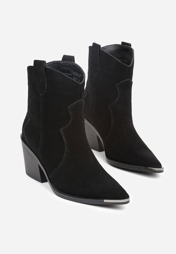 Renee - Czarne Skórzane Botki Kowbojki z Metaliczną Aplikacją na Nosku Saneara. Okazja: na co dzień. Kolor: czarny. Materiał: skóra. Wzór: aplikacja. Obcas: na obcasie. Styl: casual. Wysokość obcasa: średni