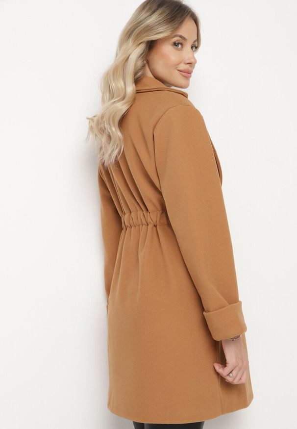 Born2be - Brązowy Płaszcz o Szlafrokowym Kroju z Marszczeniem w Talii i Wiązanym Paskiem Sartissa. Okazja: na co dzień. Kolor: brązowy. Materiał: jeans. Długość rękawa: długi rękaw. Długość: długie. Styl: casual, elegancki, klasyczny