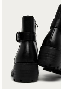 ANSWEAR - Answear - Botki Answear Lab. Nosek buta: okrągły. Zapięcie: zamek. Kolor: czarny. Materiał: syntetyk, materiał, skóra ekologiczna, guma. Szerokość cholewki: normalna. Styl: wakacyjny. Wysokość obcasa: bez obcasa, niski #4