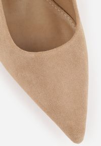 Born2be - Ciemnobeżowe Czółenka z Imitacji Zamszu na Kaczuszce z Odkrytą Piętą Raeneh. Nosek buta: szpiczasty. Zapięcie: sprzączka. Kolor: beżowy. Materiał: zamsz. Sezon: lato. Obcas: na szpilce. Styl: klasyczny. Wysokość obcasa: średni #9