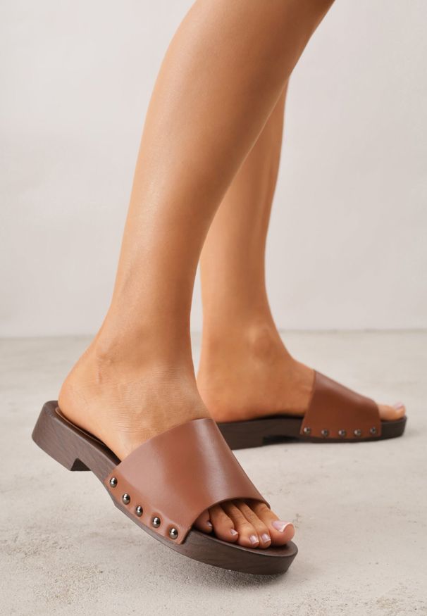 Born2be - Brązowe Klapki w Klasycznym Stylu z Nitami Talove. Okazja: na co dzień. Kolor: brązowy. Styl: klasyczny