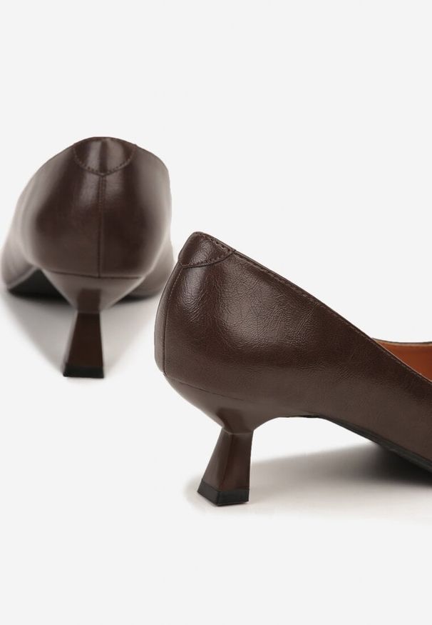 Renee - Brązowe Czółenka Vices na Kaczuszce ze Skórzaną Wkładką Elialie. Okazja: na co dzień. Kolor: brązowy. Materiał: skóra. Wzór: aplikacja. Obcas: na szpilce. Styl: casual, elegancki. Wysokość obcasa: średni