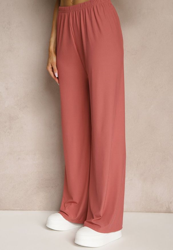 Renee - Ciemnoróżowy Prążkowany Komplet Top o Dopasowanym Kroju i Szerokie Spodnie Miraselia. Kolor: różowy. Materiał: prążkowany