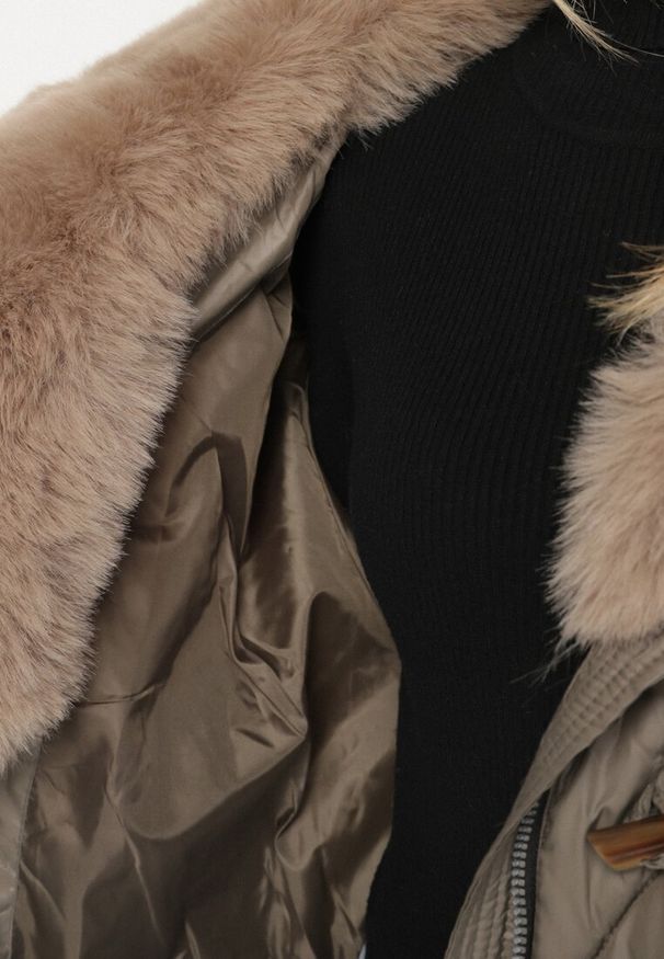 Born2be - Ciemnozielona Pikowana Kurtka o Pudełkowym Kroju z Kapturem z Futerkiem Rivitta. Okazja: do pracy, na co dzień, na spotkanie biznesowe. Typ kołnierza: kaptur. Kolor: zielony. Materiał: futro. Wzór: paski, aplikacja. Styl: klasyczny, casual, elegancki, biznesowy