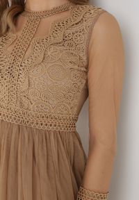 Born2be - Ciemnobeżowa Sukienka Describi. Kolor: beżowy. Materiał: tiul, koronka. Długość rękawa: długi rękaw. Wzór: aplikacja, koronka. Styl: wizytowy, elegancki. Długość: midi