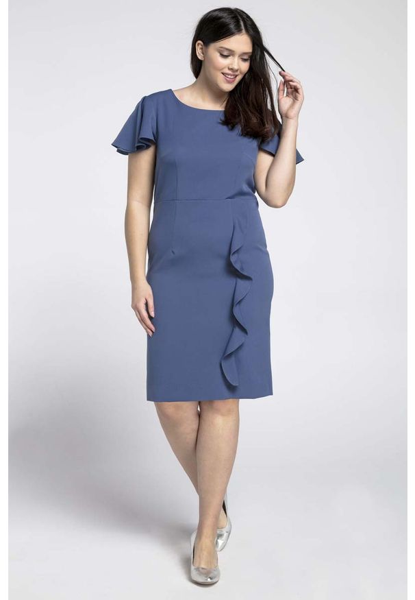 Nommo - Niebieska Elegancka Sukienka ze Zwiewnym Rękawem PLUS SIZE. Kolekcja: plus size. Kolor: niebieski. Materiał: poliester, wiskoza. Typ sukienki: dla puszystych. Styl: elegancki